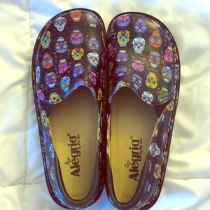 Allegria sugar skull clogs